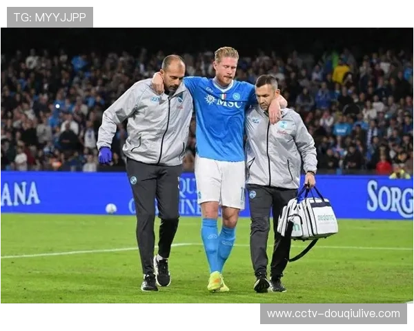 德布劳内罚点球时拉伤瞬间,队友搀扶其离场 德布劳内罚点球时拉伤瞬间,队友搀扶其离场