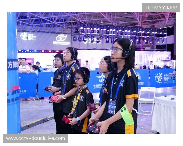 无人机足球世锦赛现场:中国选手操作精密无人机穿越障碍 无人机足球世锦赛现场:中国选手操作精密无人机穿越障碍