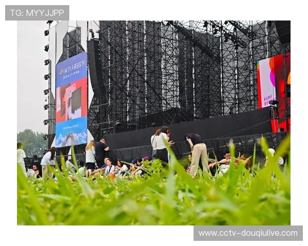 极限音乐节与颁奖典礼结合,摇滚乐手、极限选手轮番登台 极限音乐节与颁奖典礼结合,摇滚乐手、极限选手轮番登台