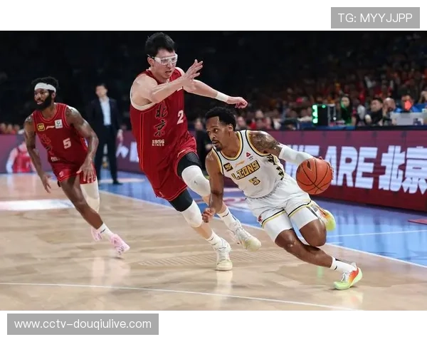 浙江广厦半场领先北控23分，布朗三分球4投全中